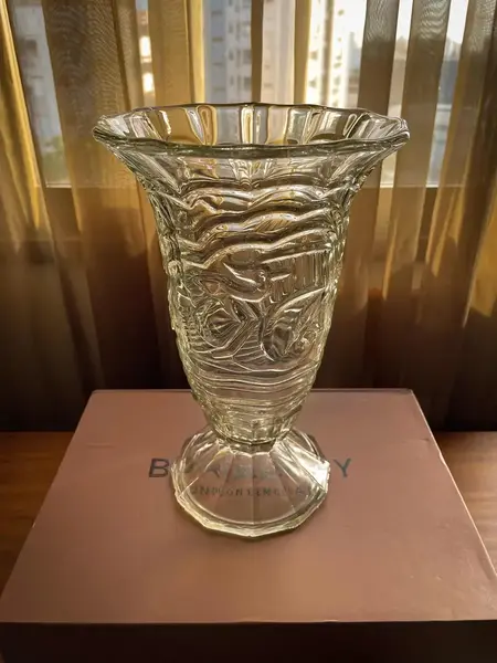 Foto de um(a) Antigo Vaso Artístico Vidro Alemão Walther & Sohne Art Deco, da categoria de Vasos. ~ Walther & Sohne ~Antigo e sofisticado vaso artístico em vidro. Peça de ótima qualidade, moldado e lapidado com pelicanos... Mostrado de uma perspectiva diferente. Vendido no marketplace Trésors.