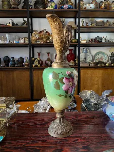 Foto de um(a) Antiga Ânfora Jarro Decorativo Pétit Bronze Opalina Francesa, da categoria de Vasos e recipientes. Antiga e grande jarra decorativa com estrutura em metal trabalhado e parte central em opalina francesa pintada à mão. Peça... Mostrado de uma perspectiva diferente. Vendido no marketplace Trésors.