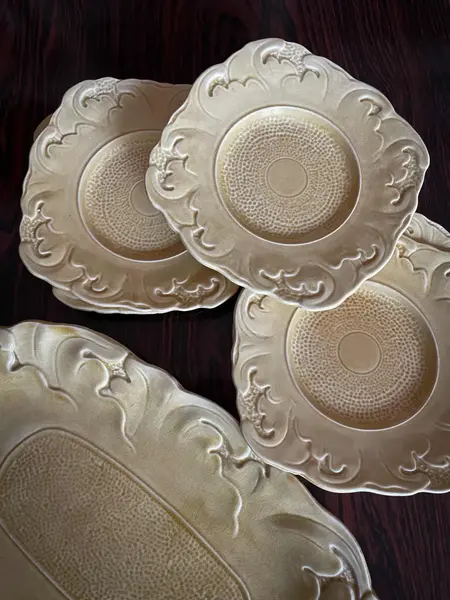 Foto de um(a) Antigo Raro Conjunto Prato Servir Sobremesa Majólica Inglesa, da categoria de Conjuntos de servir. ~ Sterling Pottery ~Antigo e belíssimo conjunto para sobremesa em majólica inglesa com decoração de folhas em relevo,... Mostrado de uma perspectiva diferente. Vendido no marketplace Trésors.