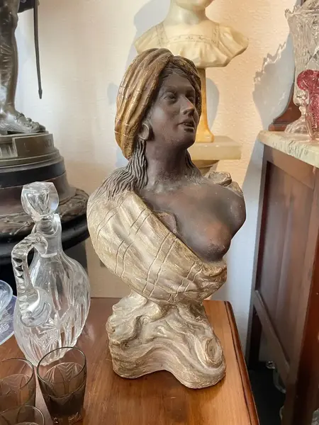 Foto de um(a) Antigo Busto Escultura Blackamoor Em Terracota Austríaca, da categoria de Escultura. Importante busto de mulher seminua em terracota, início do século XX. Peça artística, toda feita à mão Altura 39cm. Mostrado de uma perspectiva diferente. Vendido no marketplace Trésors.