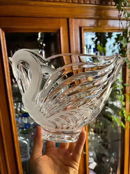 Foto de um(a) Antigo Vaso Centro De Mesa Cisne Cristal Francês Satiné, da categoria de Centro de mesa. Antigo e belíssimo vaso, centro de mesa em cristal francês, com decoração de cisnes em relevo. Ótimo tamanho para fazer... Mostrado de uma perspectiva diferente. Vendido no marketplace Trésors.