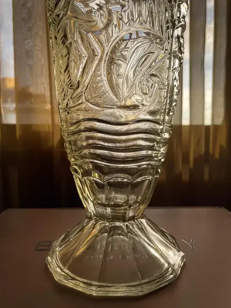 Foto de um(a) Antigo Vaso Artístico Vidro Alemão Walther & Sohne Art Deco, da categoria de Vasos. ~ Walther & Sohne ~Antigo e sofisticado vaso artístico em vidro. Peça de ótima qualidade, moldado e lapidado com pelicanos... Mostrado de uma perspectiva diferente. Vendido no marketplace Trésors.