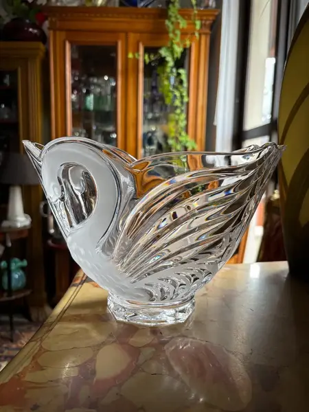 Foto de um(a) Antigo Vaso Centro De Mesa Cisne Cristal Francês Satiné, da categoria de Centro de mesa. Antigo e belíssimo vaso, centro de mesa em cristal francês, com decoração de cisnes em relevo. Ótimo tamanho para fazer... Mostrado de uma perspectiva diferente. Vendido no marketplace Trésors.