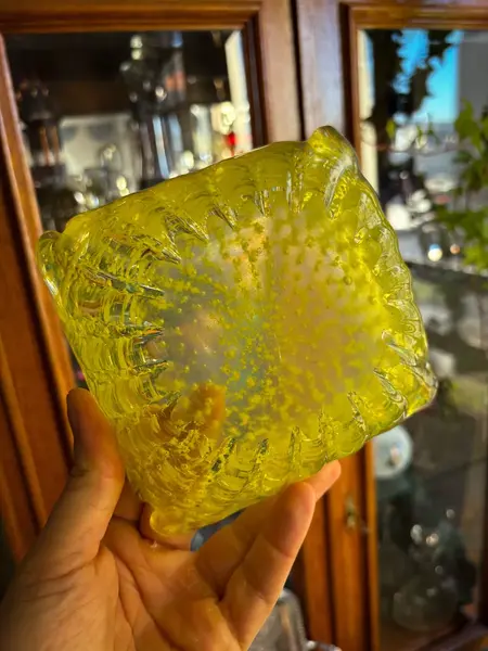 Foto de um(a) Antigo Bowl Decorativo Murano Italiano Amarelo Década 1960, da categoria de Travessas e tigelas. Antigo bowl decorativo em Murano italiano na cor amarelo. Peça artística, feita à mão. Original da década de 1960. Medidas... Mostrado de uma perspectiva diferente. Vendido no marketplace Trésors.