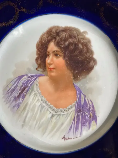 Foto de um(a) Antigo Raro Prato Rosto De Dama Porcelana Francesa Assinado, da categoria de Pratos Decorativos. ~ Coleção damas ~Antigo e raro prato artístico em porcelana francesa, cor azul cobalto. Pintado à mão. Original do início do... Mostrado de uma perspectiva diferente. Vendido no marketplace Trésors.