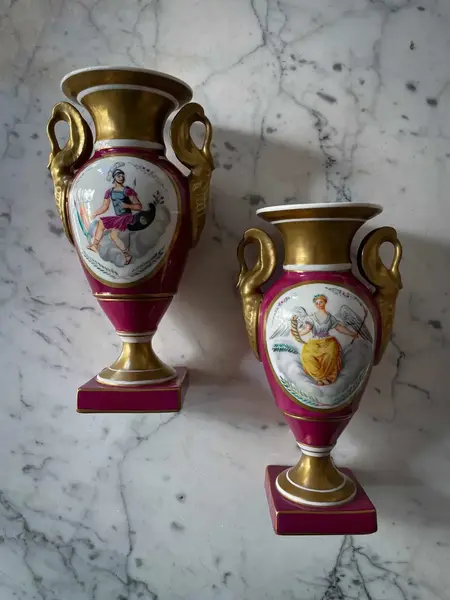 Foto de um(a) Antigo Par Vasos Porcelana França Vieux Paris Louis Philippe, da categoria de Vasos. ~ Louis Philippe ~Antigo e clássico par de vasos com alças estilo ânfora em porcelana artística francesa Vieux Paris. Linda... Mostrado de uma perspectiva diferente. Vendido no marketplace Trésors.
