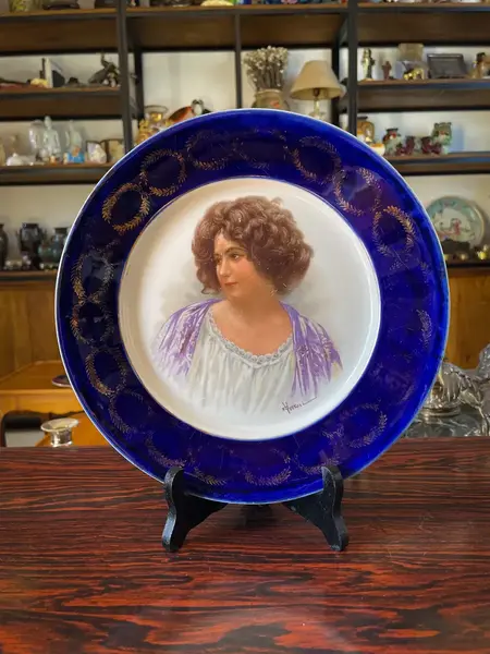 Foto de um(a) Antigo Raro Prato Rosto De Dama Porcelana Francesa Assinado, da categoria de Pratos Decorativos. ~ Coleção damas ~Antigo e raro prato artístico em porcelana francesa, cor azul cobalto. Pintado à mão. Original do início do... Mostrado de uma perspectiva diferente. Vendido no marketplace Trésors.