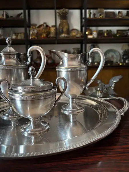 Foto de um(a) Antigo Conjunto De Café Chá Bandeja Bule Em Prata Eberle, da categoria de Conjuntos de café e chá. ~ Eberle Silverplated ~Antigo e elegante conjunto de chá composto por quatro peças, sendo elas; uma bandeja, um bule, uma... Mostrado de uma perspectiva diferente. Vendido no marketplace Trésors.