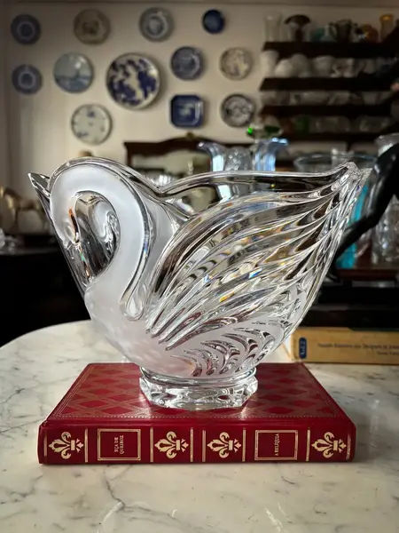 Foto de um(a) Antigo Vaso Centro De Mesa Cisne Cristal Francês Satiné, da categoria de Centro de mesa. Antigo e belíssimo vaso, centro de mesa em cristal francês, com decoração de cisnes em relevo. Ótimo tamanho para fazer... Mostrado de uma perspectiva diferente. Vendido no marketplace Trésors.