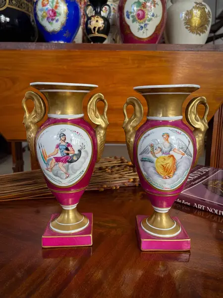 Foto de um(a) Antigo Par Vasos Porcelana França Vieux Paris Louis Philippe, da categoria de Vasos. ~ Louis Philippe ~Antigo e clássico par de vasos com alças estilo ânfora em porcelana artística francesa Vieux Paris. Linda... Mostrado de uma perspectiva diferente. Vendido no marketplace Trésors.