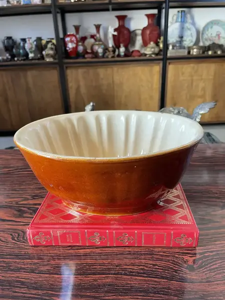 Foto de um(a) Antiga Rara Forma Original Faiança Majólica Alemã Art Deco, da categoria de Travessas e tigelas. Antiga e rara forma em faiança/majólica alemã, decoração com uvas. Peça muito decorativa e toda original do século XX.Altura... Mostrado de uma perspectiva diferente. Vendido no marketplace Trésors.