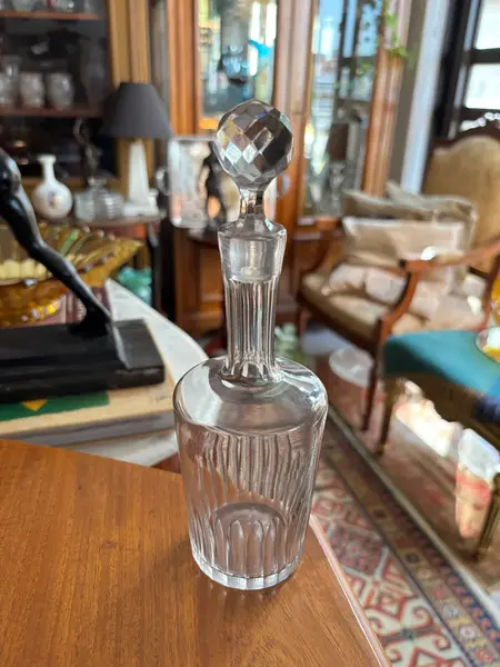 Foto de um(a) Antiga Garrafa Galheteiro Licoreira Cristal France Baccarat, da categoria de Garrafas, potes e jarros. Antiga e finíssima garrafa em cristal francês Baccarat. Peça versátil, pode ser usada como galheteiro. Design clássico e... Mostrado de uma perspectiva diferente. Vendido no marketplace Trésors.