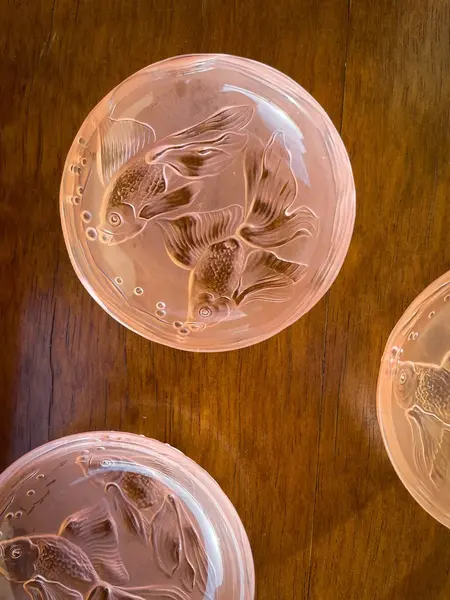 Foto de um(a) Josef Inwald Antigo Conjunto Quatro Bowls Peixe Art Deco, da categoria de Pratos Decorativos. ~ Josef Inwald Glass ~Antigo e gracioso conjunto com quatro pequenos bowls para você usar a sua imaginação e servir com o... Mostrado de uma perspectiva diferente. Vendido no marketplace Trésors.