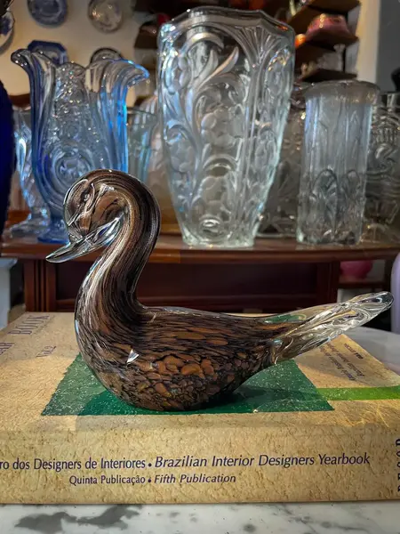 Foto de um(a) Antiga Escultura De Pato Art Deco Murano Italiano Com Ouro, da categoria de Escultura. ~ Italy Glass ~ Antiga escultura artística representando pato em cristal de Murano com ouro em sua composição. Peça feita à... Mostrado de uma perspectiva diferente. Vendido no marketplace Trésors.