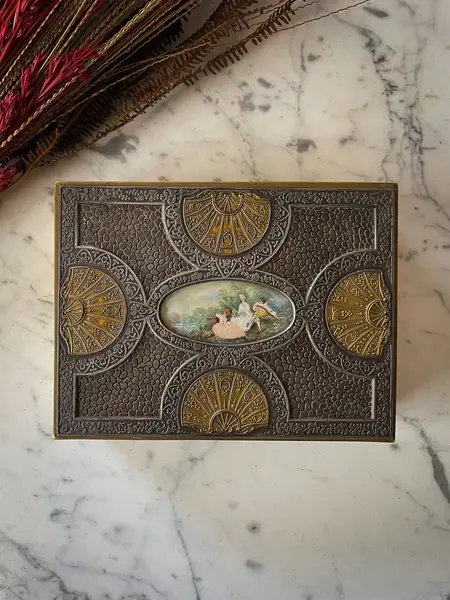 Foto de um(a) Antiga Rara Caixa Porta Joias Bronze Francês Com Portrait, da categoria de Cestos e Caixas. Uma verdadeira joia para guardar as suas joias. Para quem gosta de peças exclusivas. Antiga e rara caixa francesa em bronze... Mostrado de uma perspectiva diferente. Vendido no marketplace Trésors.