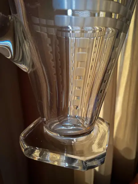 Foto de um(a) Antiga Rara Jarra Art Deco Cristal Bohemia Tcheco Karl Palda, da categoria de Jarros. ~ Karl Palda | Bohemia Glass ~ Antiga e belíssima jarra artística em cristal Tcheco. Elegante lapidação manual com detalhes... Mostrado de uma perspectiva diferente. Vendido no marketplace Trésors.