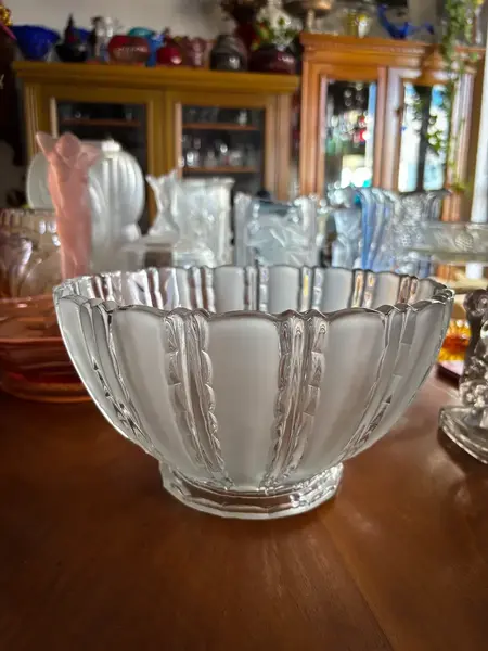 Foto de um(a) Antigo Bowl Centro Mesa Fruteira Saladeira Cristal Satiné, da categoria de Travessas e tigelas. Antigo e grande centro de mesa em cristal francês lapidado com detalhes em satiné. Peça muito fina e elegante, além de ser... Mostrado de uma perspectiva diferente. Vendido no marketplace Trésors.
