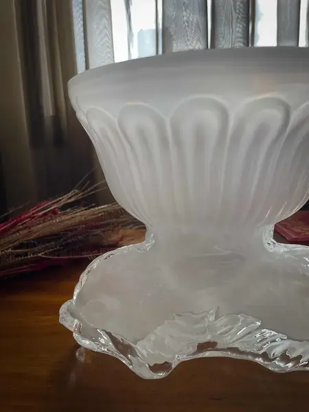 Foto de um(a) Antigo Vaso Centro De Mesa Cachepot Opalina Branca Leitosa, da categoria de Cachepot. ~ Moule Pressed Glass ~ Excepcional vaso/cachepot em opalina branca leitosa, linda decoração com peixes em relevo. Peça... Mostrado de uma perspectiva diferente. Vendido no marketplace Trésors.