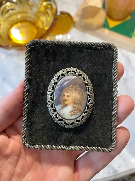 Foto de um(a) Antigos Camafeus Mini Portrait Quadrinhos Italianos Damas, da categoria de Outros objetos decorativos. Lindos e delicados, moldura em prata, veludo e placa de porcelana. Franceses. Mede: 9 x 8cm cada. Mostrado de uma perspectiva diferente. Vendido no marketplace Trésors.