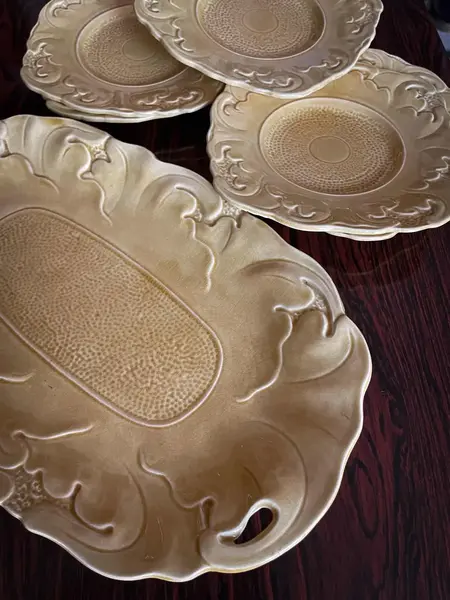 Foto de um(a) Antigo Raro Conjunto Prato Servir Sobremesa Majólica Inglesa, da categoria de Conjuntos de servir. ~ Sterling Pottery ~Antigo e belíssimo conjunto para sobremesa em majólica inglesa com decoração de folhas em relevo,... Mostrado de uma perspectiva diferente. Vendido no marketplace Trésors.
