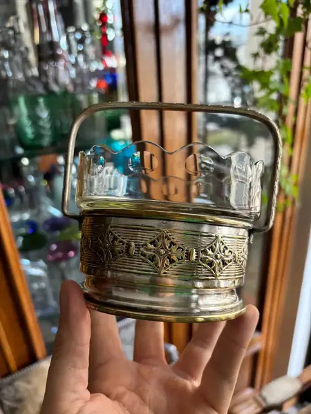 Foto de um(a) Antiga Cestinha Art Deco Em Prata Wmf E Cristal Lapidado, da categoria de Cestos e Caixas. Antiga e preciosa cestinha decorativa em metal espessurado a prata e cristal lapidado. Peça em seu estado original, do... Mostrado de uma perspectiva diferente. Vendido no marketplace Trésors.
