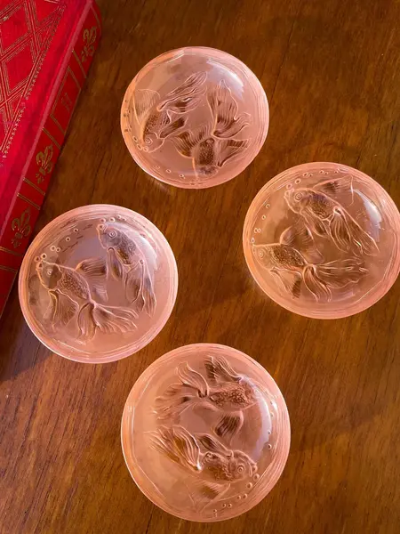 Foto de um(a) Josef Inwald Antigo Conjunto Quatro Bowls Peixe Art Deco, da categoria de Pratos Decorativos. ~ Josef Inwald Glass ~Antigo e gracioso conjunto com quatro pequenos bowls para você usar a sua imaginação e servir com o... Mostrado de uma perspectiva diferente. Vendido no marketplace Trésors.