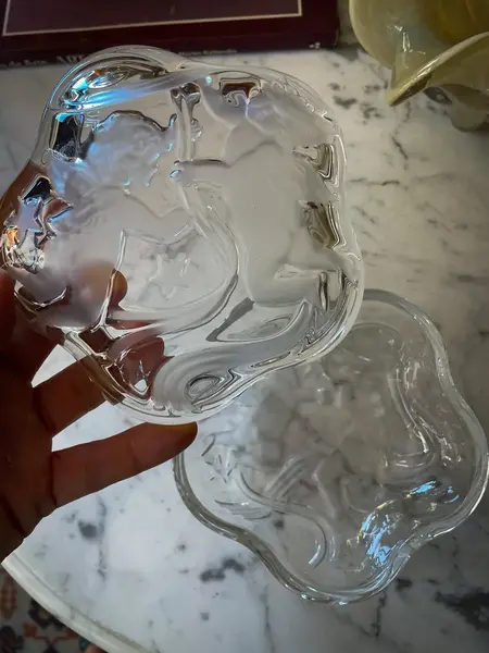 Foto de um(a) Antiga Caixa Decorativa Figura Anjo Cristal Francês Satiné, da categoria de Cestos e Caixas. Antiga caixa decorativa em cristal francês, com belíssima decoração de anjos satiné em baixo relevo. Peça importante, de... Mostrado de uma perspectiva diferente. Vendido no marketplace Trésors.