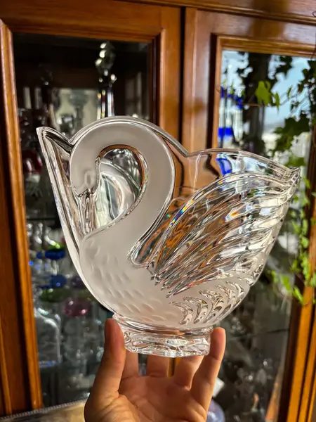 Foto de um(a) Antigo Vaso Centro De Mesa Cisne Cristal Francês Satiné, da categoria de Centro de mesa. Antigo e belíssimo vaso, centro de mesa em cristal francês, com decoração de cisnes em relevo. Ótimo tamanho para fazer... Mostrado de uma perspectiva diferente. Vendido no marketplace Trésors.