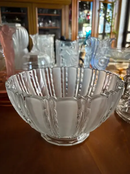Foto de um(a) Antigo Bowl Centro Mesa Fruteira Saladeira Cristal Satiné, da categoria de Travessas e tigelas. Antigo e grande centro de mesa em cristal francês lapidado com detalhes em satiné. Peça muito fina e elegante, além de ser... Mostrado de uma perspectiva diferente. Vendido no marketplace Trésors.