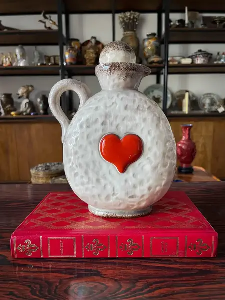 Foto de um(a) Antiga Rara Garrafa Jarra Porcelana Alemã Goebel Art Deco, da categoria de Jarros. ~ Goebel ~Antiga e graciosa jarra de coleção em cerâmica artística alemã da manufatura Goebel, com selo da década de 1950 e... Mostrado de uma perspectiva diferente. Vendido no marketplace Trésors.