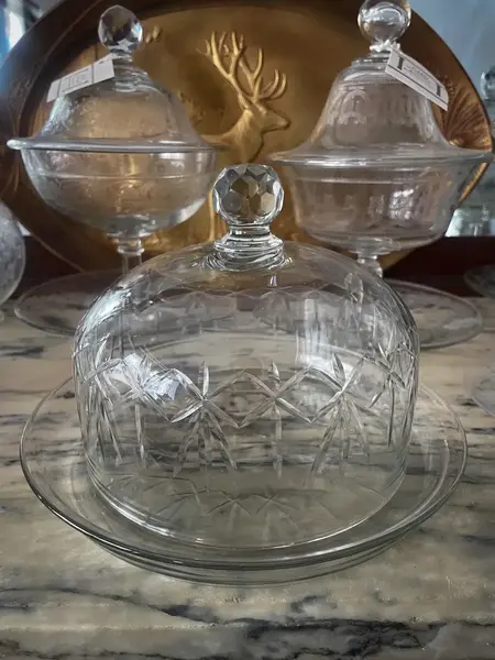 Foto de um(a) Antiga Queijeira Boleira Em Cristal Francês Baccarat Nancy, da categoria de Garrafas, potes e jarros. ~ Nancy France ~Antiga e elegante queijeira em cristal francês de excelente qualidade, lindo brilho natural e lapidação... Mostrado de uma perspectiva diferente. Vendido no marketplace Trésors.