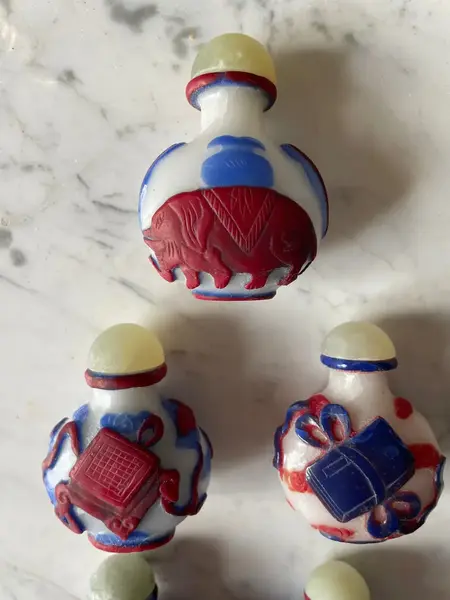 Foto de um(a) Antiga Coleção De Perfumeiros Snuff Bottle Orientais, da categoria de Perfumeiros. Antiga coleção de perfumeiros orientais esculpidos a mão. Uma beleza! Medidas 5x6cm cada. Mostrado de uma perspectiva diferente. Vendido no marketplace Trésors.