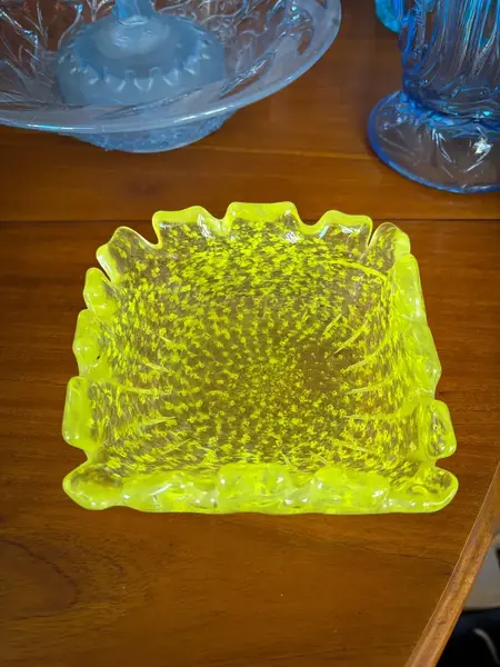 Foto de um(a) Antigo Bowl Decorativo Murano Italiano Amarelo Década 1960, da categoria de Travessas e tigelas. Antigo bowl decorativo em Murano italiano na cor amarelo. Peça artística, feita à mão. Original da década de 1960. Medidas... Mostrado de uma perspectiva diferente. Vendido no marketplace Trésors.