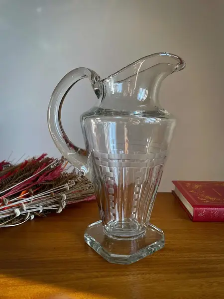 Foto de um(a) Antiga Rara Jarra Art Deco Cristal Bohemia Tcheco Karl Palda, da categoria de Jarros. ~ Karl Palda | Bohemia Glass ~ Antiga e belíssima jarra artística em cristal Tcheco. Elegante lapidação manual com detalhes... Mostrado de uma perspectiva diferente. Vendido no marketplace Trésors.