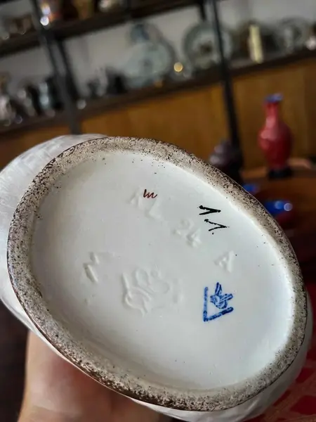 Foto de um(a) Antiga Rara Garrafa Jarra Porcelana Alemã Goebel Art Deco, da categoria de Jarros. ~ Goebel ~Antiga e graciosa jarra de coleção em cerâmica artística alemã da manufatura Goebel, com selo da década de 1950 e... Mostrado de uma perspectiva diferente. Vendido no marketplace Trésors.