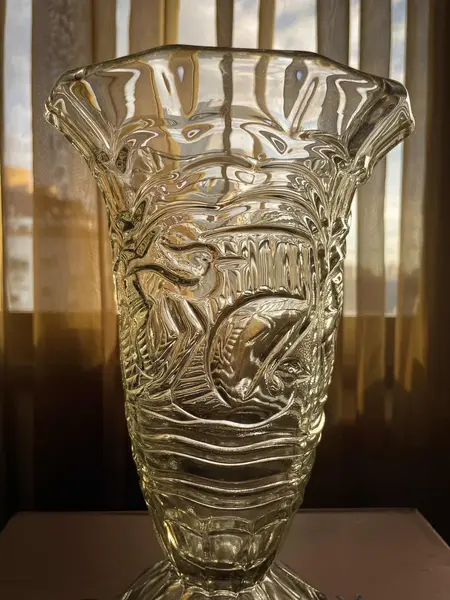 Foto de um(a) Antigo Vaso Artístico Vidro Alemão Walther & Sohne Art Deco, da categoria de Vasos. ~ Walther & Sohne ~Antigo e sofisticado vaso artístico em vidro. Peça de ótima qualidade, moldado e lapidado com pelicanos... Mostrado de uma perspectiva diferente. Vendido no marketplace Trésors.