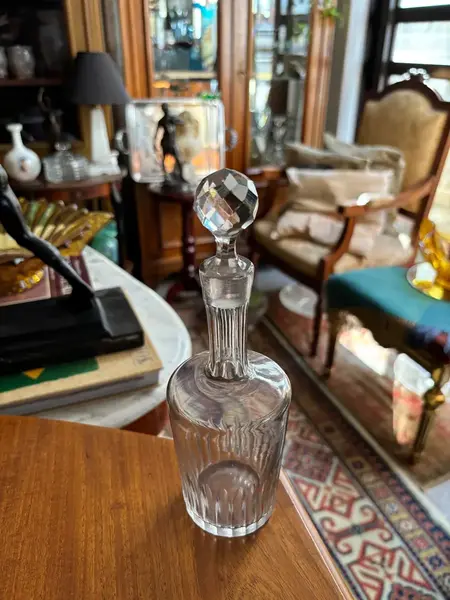 Foto de um(a) Antiga Garrafa Galheteiro Licoreira Cristal France Baccarat, da categoria de Garrafas, potes e jarros. Antiga e finíssima garrafa em cristal francês Baccarat. Peça versátil, pode ser usada como galheteiro. Design clássico e... Mostrado de uma perspectiva diferente. Vendido no marketplace Trésors.