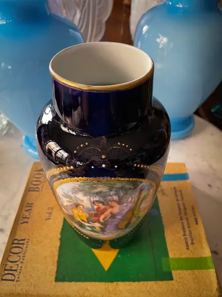 Foto de um(a) Antigo Raro Vaso Art Nouveau Porcelana Tcheco Com Damas, da categoria de Vasos. Antigo e maravilhoso vaso artístico em porcelana azul cobalto procedente da Czechoslovakia. Decoração central com linda cena... Mostrado de uma perspectiva diferente. Vendido no marketplace Trésors.