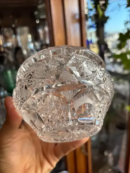 Foto de um(a) Antiga Caixa Porta Joias Bomboniere Cristal Tcheco Lapidado, da categoria de Garrafas, potes e jarros. Antiga e especial caixa decorativa em cristal Tcheco, com primorosa lapidação manual.Seja como porta joias, bomboniere ou... Mostrado de uma perspectiva diferente. Vendido no marketplace Trésors.