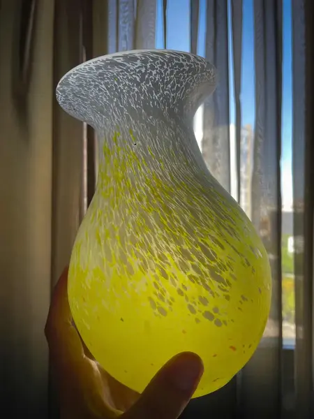 Foto de um(a) Antigo Par De Vasos Jarros Art Deco Em Murano Pâte De Verre, da categoria de Vasos. ~ Pâte de Verre ~Antigo e belíssimo par de vasos artísticos em Murano amarelo com rajados em branco e pequenos pontos em... Mostrado de uma perspectiva diferente. Vendido no marketplace Trésors.
