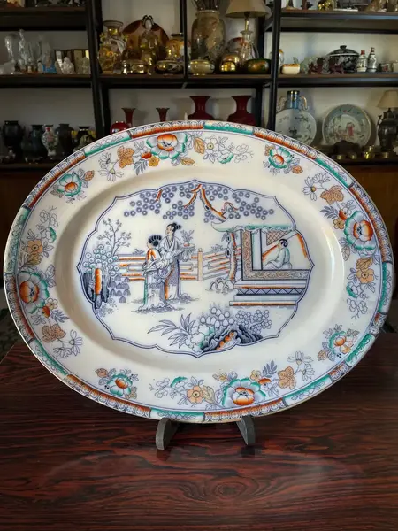 Foto de um(a) Antigo Prato Travessa Porcelana Oriental Imari Red Flow Blue, da categoria de Travessas e tigelas. Antigo e grande prato/travessa em porcelana artística inglesa Imari Red Flow Blue. Período Vitoriano. Pintado à mão.... Mostrado de uma perspectiva diferente. Vendido no marketplace Trésors.