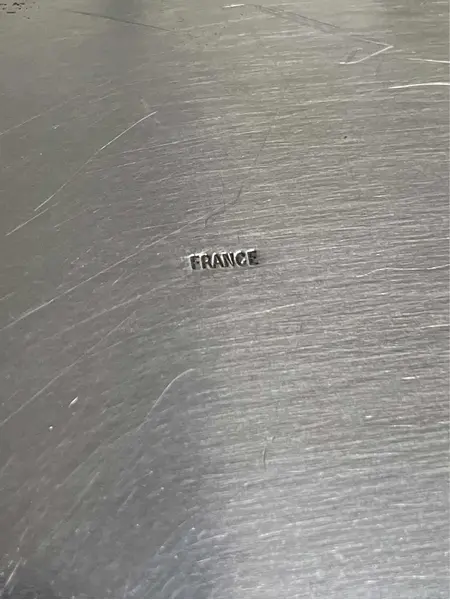 Foto de um(a) Antigo Conjunto Escritório Bandeja Caixa Francês Acqua Fort, da categoria de Itens de Escritório. Para quem gosta de peças exclusivas.Antigo e raro conjunto para escritório em metal francês dito “Aqcua Fort” (trabalho no... Mostrado de uma perspectiva diferente. Vendido no marketplace Trésors.