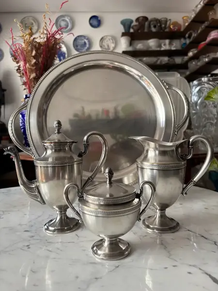 Foto de um(a) Antigo Conjunto De Café Chá Bandeja Bule Em Prata Eberle, da categoria de Conjuntos de café e chá. ~ Eberle Silverplated ~Antigo e elegante conjunto de chá composto por quatro peças, sendo elas; uma bandeja, um bule, uma... Mostrado de uma perspectiva diferente. Vendido no marketplace Trésors.