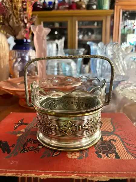 Foto de um(a) Antiga Cestinha Art Deco Em Prata Wmf E Cristal Lapidado, da categoria de Cestos e Caixas. Antiga e preciosa cestinha decorativa em metal espessurado a prata e cristal lapidado. Peça em seu estado original, do... Mostrado de uma perspectiva diferente. Vendido no marketplace Trésors.