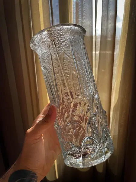Foto de um(a) Antigo Lindo Vaso Jarro Art Deco Em Cristal Italiano Satiné, da categoria de Vasos. ~ Italy Glass ~Antigo e chiquíssimo vaso artístico em grosso cristal italiano satiné. Decoração com folhas e linhas, traços... Mostrado de uma perspectiva diferente. Vendido no marketplace Trésors.