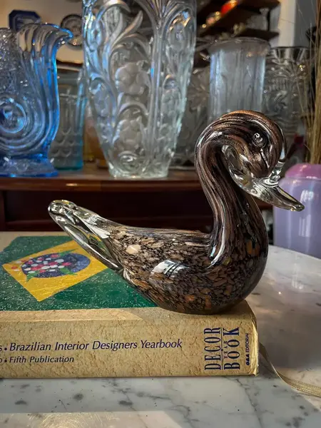 Foto de um(a) Antiga Escultura De Pato Art Deco Murano Italiano Com Ouro, da categoria de Escultura. ~ Italy Glass ~ Antiga escultura artística representando pato em cristal de Murano com ouro em sua composição. Peça feita à... Mostrado de uma perspectiva diferente. Vendido no marketplace Trésors.