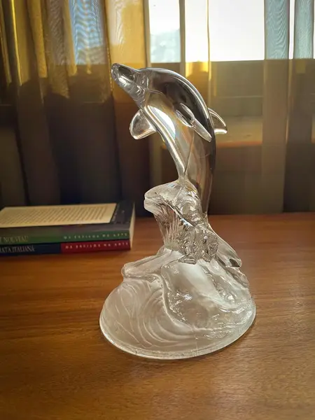 Foto de um(a) Antiga Escultura Art Deco Golfinho Cristal Francês Luminarc, da categoria de Escultura. Luminarc - Verrerie D’arques, France. Antiga e decorativa escultura artística representando golfinho em cristal francês com... Mostrado de uma perspectiva diferente. Vendido no marketplace Trésors.