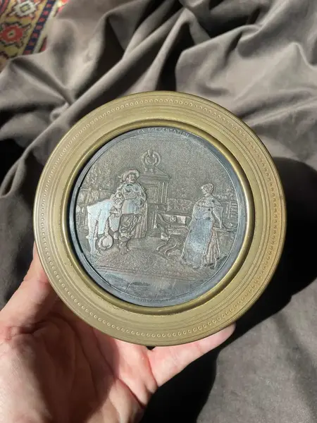 Foto de um(a) Antiga Caixa Porta Joias Artístico Bronze E Prata Assinado, da categoria de Porta-Jóias. Antiga caixa francesa porta joias em bronze trabalhado. Peça feita à mao e assinada.Super versátil e decorativa para um... Mostrado de uma perspectiva diferente. Vendido no marketplace Trésors.