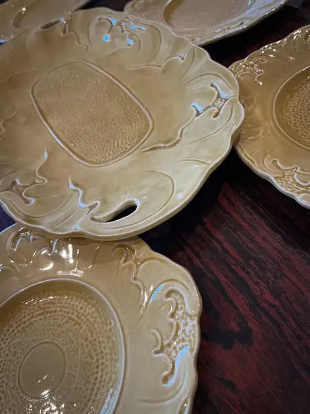 Foto de um(a) Antigo Raro Conjunto Prato Servir Sobremesa Majólica Inglesa, da categoria de Conjuntos de servir. ~ Sterling Pottery ~Antigo e belíssimo conjunto para sobremesa em majólica inglesa com decoração de folhas em relevo,... Mostrado de uma perspectiva diferente. Vendido no marketplace Trésors.