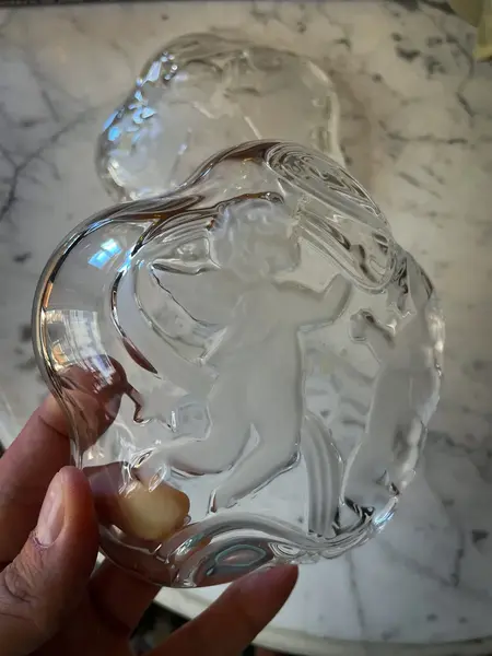 Foto de um(a) Antiga Caixa Decorativa Figura Anjo Cristal Francês Satiné, da categoria de Cestos e Caixas. Antiga caixa decorativa em cristal francês, com belíssima decoração de anjos satiné em baixo relevo. Peça importante, de... Mostrado de uma perspectiva diferente. Vendido no marketplace Trésors.